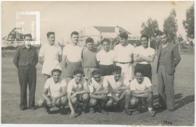 El Int. Manuel Cáceres junto a un equipo de fútbol