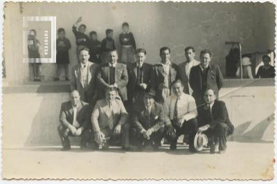 Intendente Manuel Cáceres con grupo de hombres