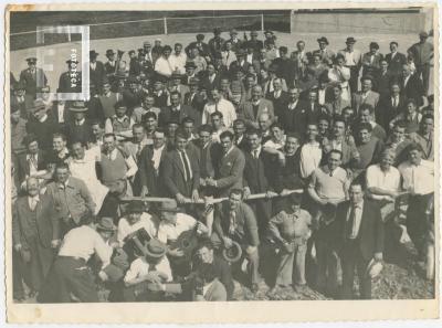 Grupo de hombres con el Intendente Manuel Cáceres