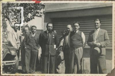 Grupo de hombres con el Intendente Manuel Cáceres