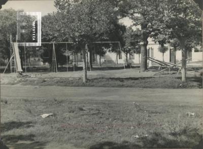 Colocación de juegos infantiles en la Plaza Italia