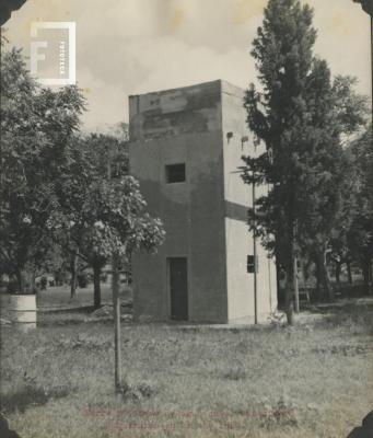 Torre y tanque de agua en el Cementerio Local Construida en 1950
