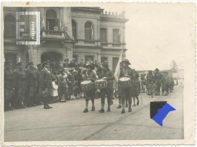 Desfile de banda de Boy Scouts en acto oficial