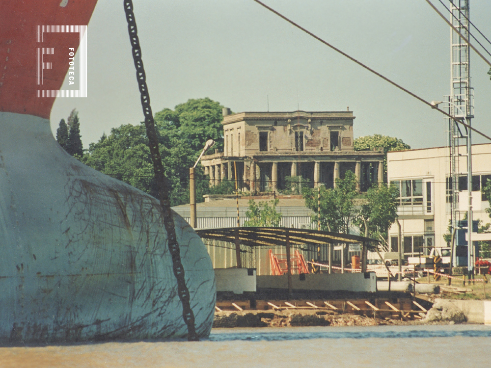 Vista de la casa de los Costa desde el río Paraná de las Palmas