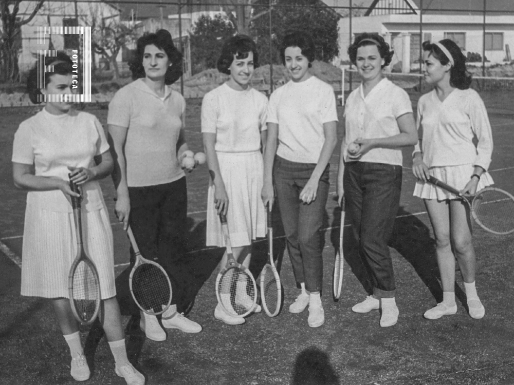 Mujeres en la cancha de tenis del Club Siderca