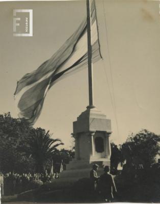 Izamiento de la bandera en la Plaza Eduardo Costa