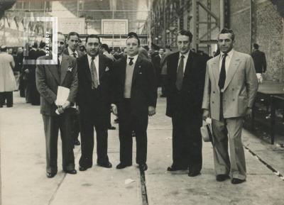 Intendente Manuel Cáceres con grupo de hombres