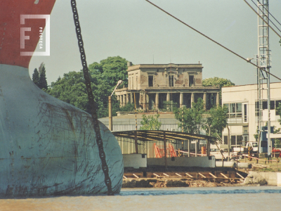 Vista de la casa de los Costa desde el río Paraná de las Palmas