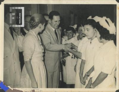 Perón y Eva saludan a enfermeras