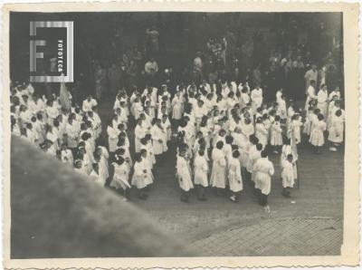 Grupo de escolares en acto patrio público frente al Palacio Municipal