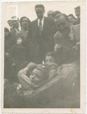 Intendente Manuel Cáceres con niños