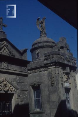 Bóveda en el Cementerio local