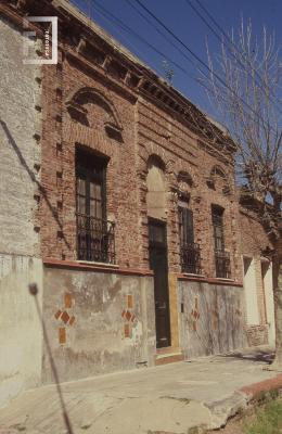 Frente de casa sobre calle Luis Costa