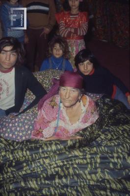 Mujeres y niños de la colectividad de gitanos en Campana