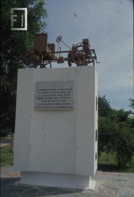 Monumento al 1º Automóvil Argentino erigido en la Plaza Eduardo Costa