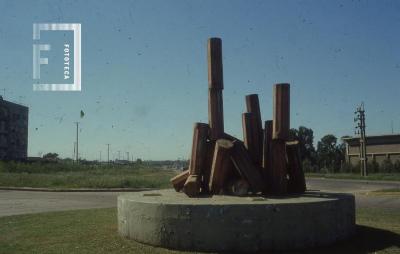 Monumento a la industria en la rotonda de ingreso por Av. Mitre