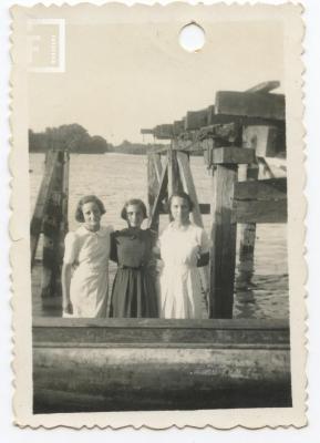Retrato de niñas en el río