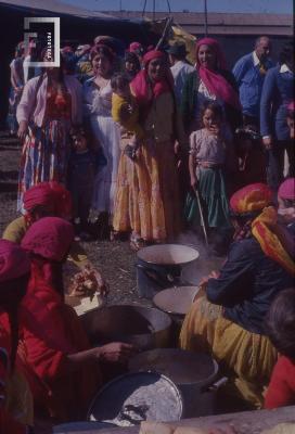 Mujeres y niños de la colectividad de gitanos en Campana