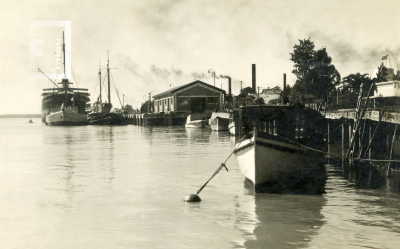 Vista desde el río Paraná hacia el Puerto 