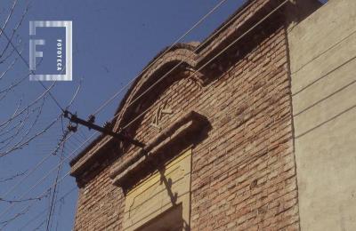 Cornisa de edificio en calle Mitre