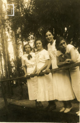 Grupo de mujeres en la isla