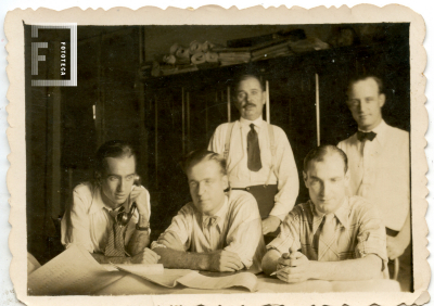 grupo de hombres trabajando 