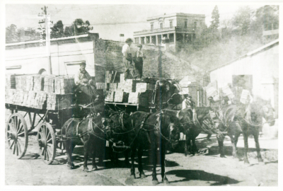 Repartidores de mercadería sobre la calle Alem