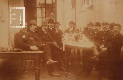 Grupo de hombres en una reunión social