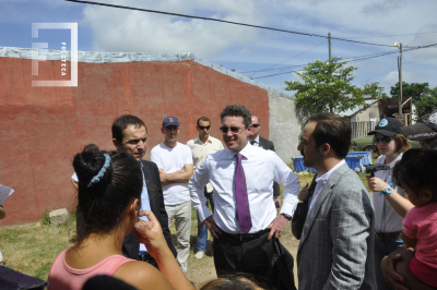 Visita del Embajador de Estados Unidos Noah Mamet al barrio La Josefa 