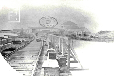 Viejo Muelle del F.C al oeste de la estación vieja de tren antes que lleguen las vías