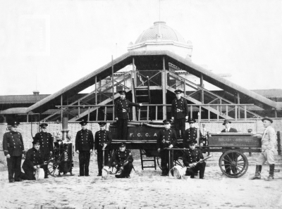 Brigada de bomberos en la estación