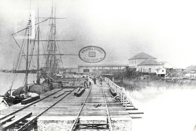 Viejo Muelle del F.C al oeste de la estación vieja de tren antes que lleguen las vías