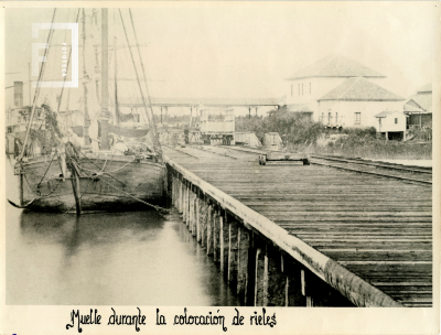 Muelle durante la colocación de rieles