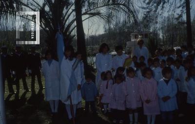 Abanderados de escuela y jardín de infantes en acto público