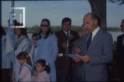 Intendente Amor en acto escolar en el Canal Laurentino Comas