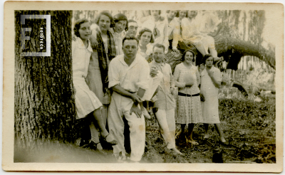 Grupo de jóvenes de la familia Rossi y Giovannini 