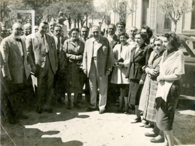 Retrato de autoridades y público en la vereda del Palacio Municipal