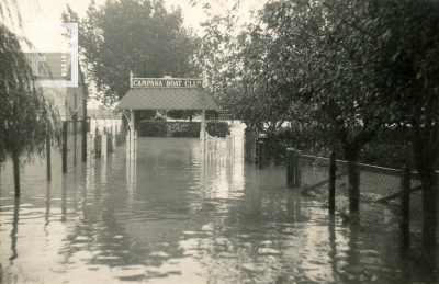 Puerta de Ingreso al Campana Boat Club