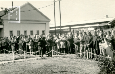 Inauguración del crucifijo empotrado detrás de la estación del ferrrocarril de la avenida Rocca.  