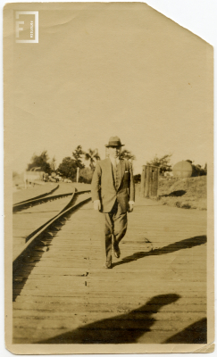 Sr Rossi caminando por el muelle fiscal de costanera 