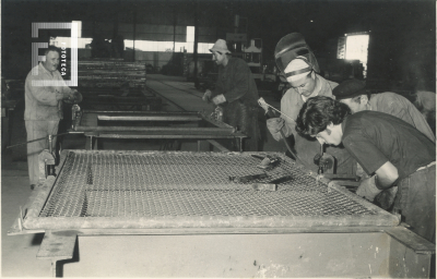 Trabajadores ferroviarios en plena labor