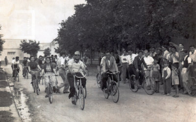 Carrera de bicicleta por la Plaza España 