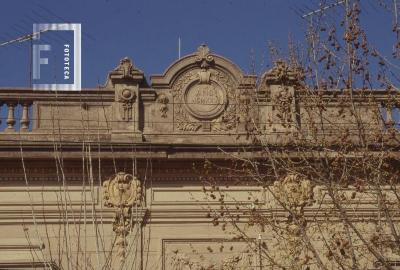 Cornisa de edificio en calles Colón y Estrada