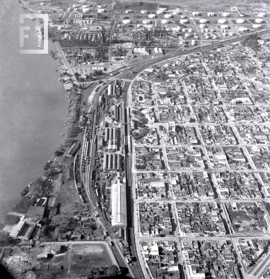 Vista aérea de parte de la ciudad y el puerto de Campana