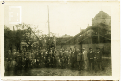 Personal de Talleres Vía y Obras en el predio de los galpones del F.F.C.C.