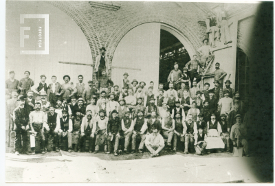 Obreros y jefes de los talleres del Ferrocarril Central Argentino
