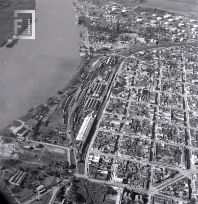 Vista aérea parcial de la ciudad y el puerto de Campana