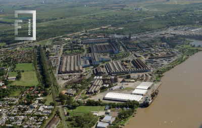 Vista aérea de la planta Tenaris Siderca desde el río Paraná