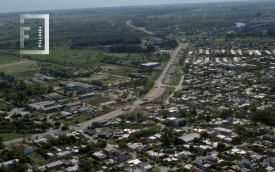 Vista aérea de la construcción de la rotonda de Tenaris Siderca hacia Ruta 6
