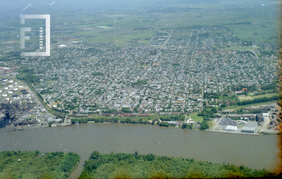 Vista aérea de la ciudad de Campana desde el sector islas